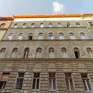 cozy-nest-by-the-andrssy-avenue.inbudapesthotels.com/